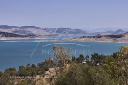 Image du Maroc Professionnelle de  Le barrage Oued El Makhazine, conçu pour le développement et  l'irrigation du périmètre du Loukkos. Ainsi les champs situés dans le triangle Ksar El Kébir, Larache, Moulay Bouselham profitent de cette infrastructure. Cette importante réalisation située sur El Oued Loukkos sert à la régularisation inter annuelle des débits tout en formant une protection contre les crues, au Jeudi 1er Septembre 2005 à cette datte le barrage dispose 309 Million de M3. (Photo / Abdeljalil Bounhar) 